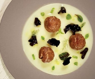 Polpette di daino con crema di sedano rapa e trombette dei morti, una ricetta firmata dallo chef EVooAmbassador Luigi Manganelli del ristorante “Bosco 131”