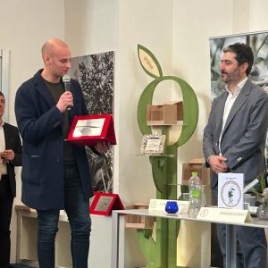 Agricola Locci consegna premio giovane imprenditore concorso Oro Verde dell'Umbria 2024