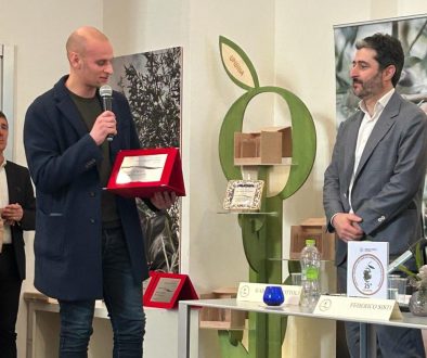 Agricola Locci consegna premio giovane imprenditore concorso Oro Verde dell'Umbria 2024